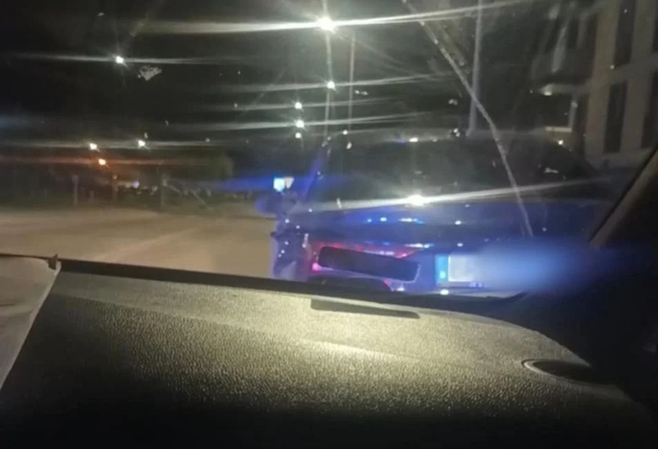 Policyjna interwencja na parkingu w Wągrowcu. Sportowe Audi zabezpieczone, kierowca ukarany
