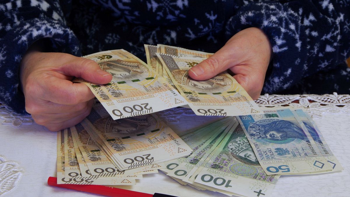 Stock Marek Bazak
Fot. Zofia i Marek Bazak/East News, N/z banknoty na stole, kobieta liczy pieniadze.
ZOFIA BAZAK
