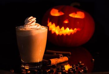 Jak zrobić pumpkin spice latte w domu? Sprawdź, jak zrobić syrop do kawy o smaku pumpkin spice. Z czego zrobiona jest popularna kawa?