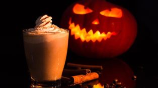 Jak zrobić pumpkin spice latte w domu? Sprawdź, jak zrobić syrop do kawy o smaku pumpkin spice. Z czego zrobiona jest popularna kawa?