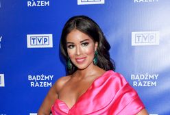 Tamara Gonzalez Perea w różowej mini na konferencji TVP. Co za stylizacja!