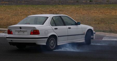 Wprowadził BMW w poślizg i o mało nie wjechał w grupę pieszych