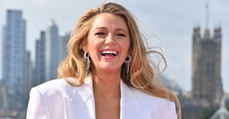 Blake Lively o krok od wpadki. Błyszczała na premierze w RYZYKOWNEJ stylizacji