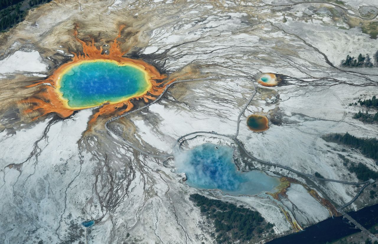 Wielkie źródło pryzmatyczne w Parku Yellowstone