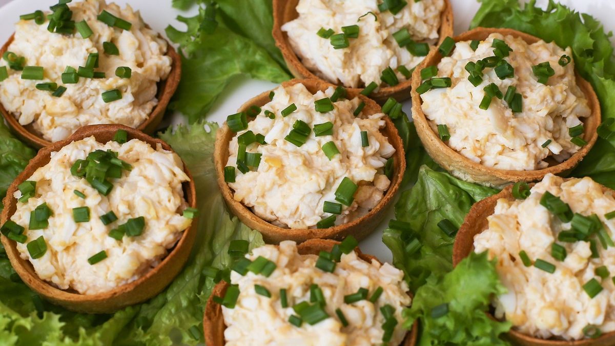 Piekę tartaletki i wypełniam je pastą jajeczną