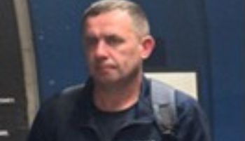 Atak seksualny na stacji metra. Ujęcie z monitoringu. Szukają go w UK