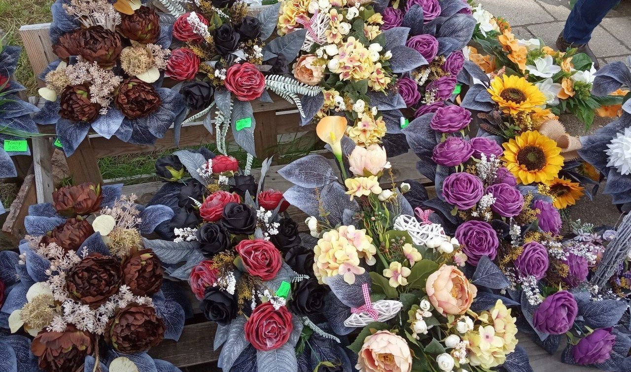 Kompozycje kwiatowe na pierwszego listopada - modne, naturalne i pełne uroku