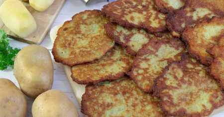 Pieczone placki ziemniaczane z cebulą i lubczykiem