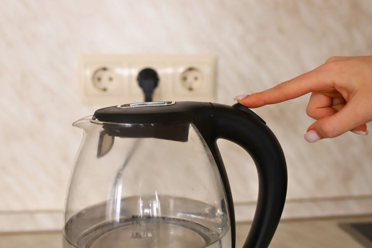 Few people know whether the water in the kettle is safe for us.