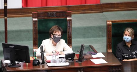 Marszałek Sejmu przekroczyła uprawnienia? "Nie było podstaw do reasumpcji głosowania"
