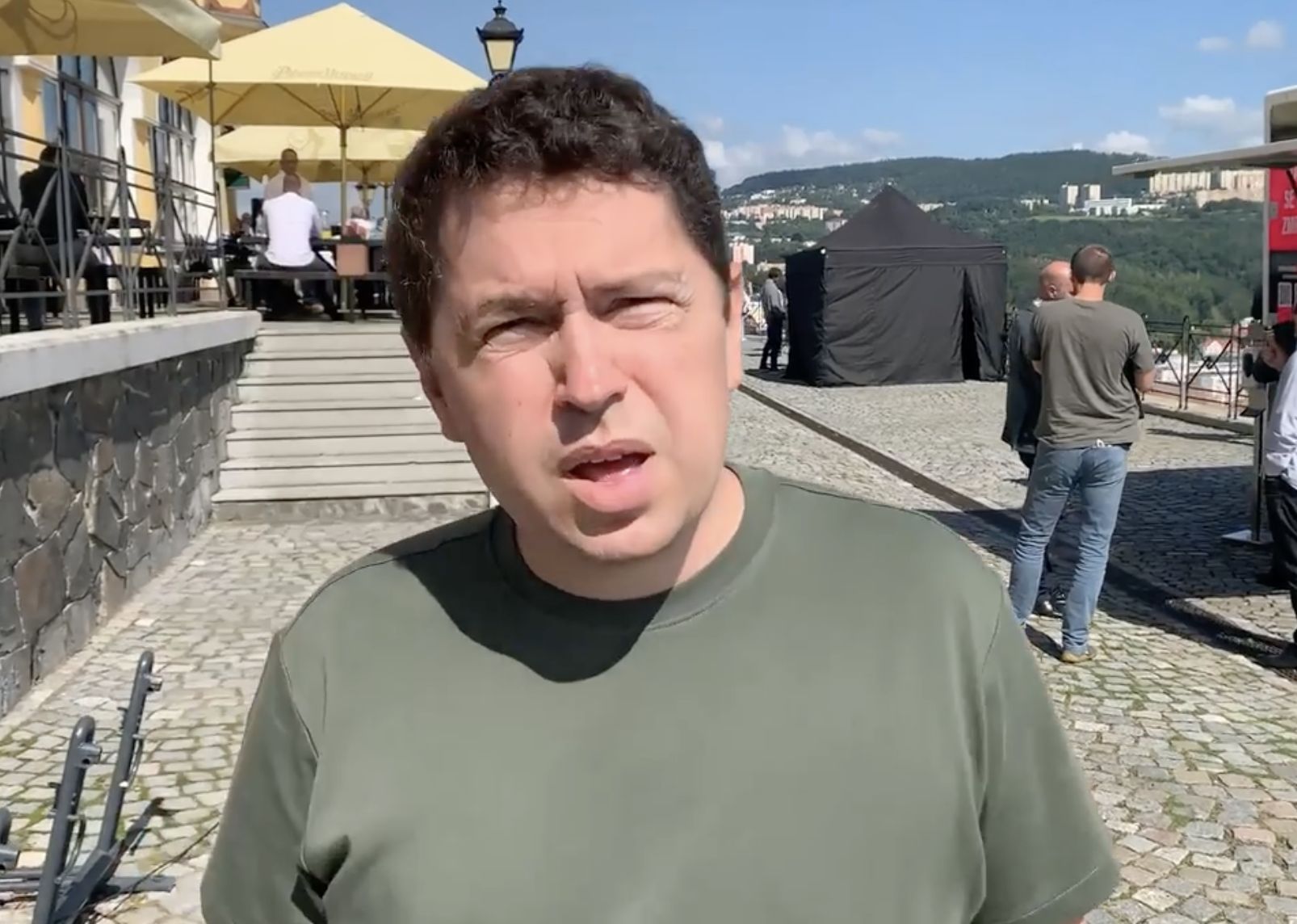 Andrej Babiš jr., który zarzuca ojcu - byłemu premierowi Czech - porwanie na Krym i pozbawienie go wolności, nie unika konferontacji z ojcem. Zdarzyło mu się wtargnąć na jego konferencję prasową i wystąpić z publicznymi oskarżeniami (Facebook.com)
