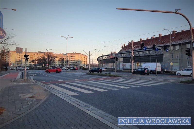 Wrocław. Potrącenie aż trzech pieszych na al. Kromera. Policja apeluje o ostrożność
