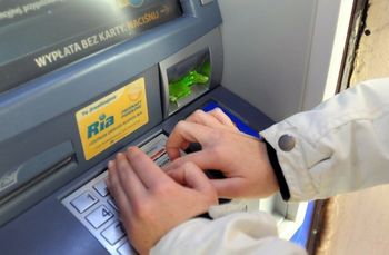 Taki błąd przy wypłacie pieniędzy z bankomatu może sporo kosztować. Tak można stracić kasę