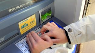 Taki błąd przy wypłacie pieniędzy z bankomatu może sporo kosztować. Tak można stracić kasę