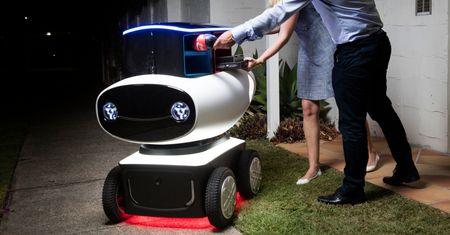 Sieć pizzerii Domino prezentuje DRU, pierwszego samobieżnego robota-dostawcę