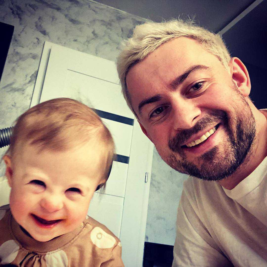 Bartek Królik z córeczką chorą na zespół Downa