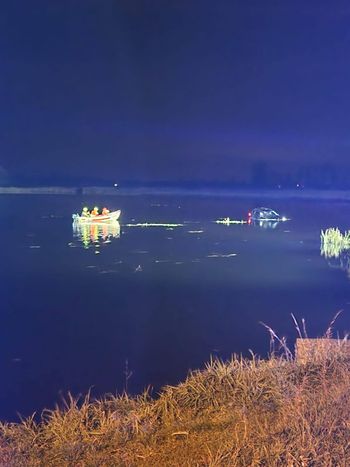 Gliwice: Wjechał samochodem do stawu. Pomogli strażacy