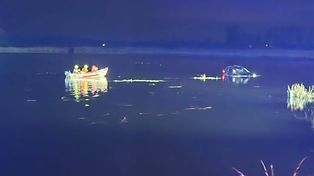 Gliwice: Wjechał samochodem do stawu. Pomogli strażacy