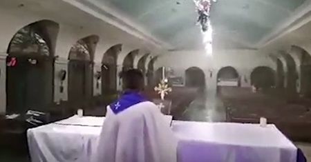 Ksiądz nadal odprawia mszę, gdy potężny tajfun Rai uderza w kościół na Filipinach