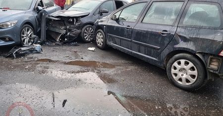 Pijany kierowca wjechał w zaparkowane auta. Uszkodził 11 samochodów