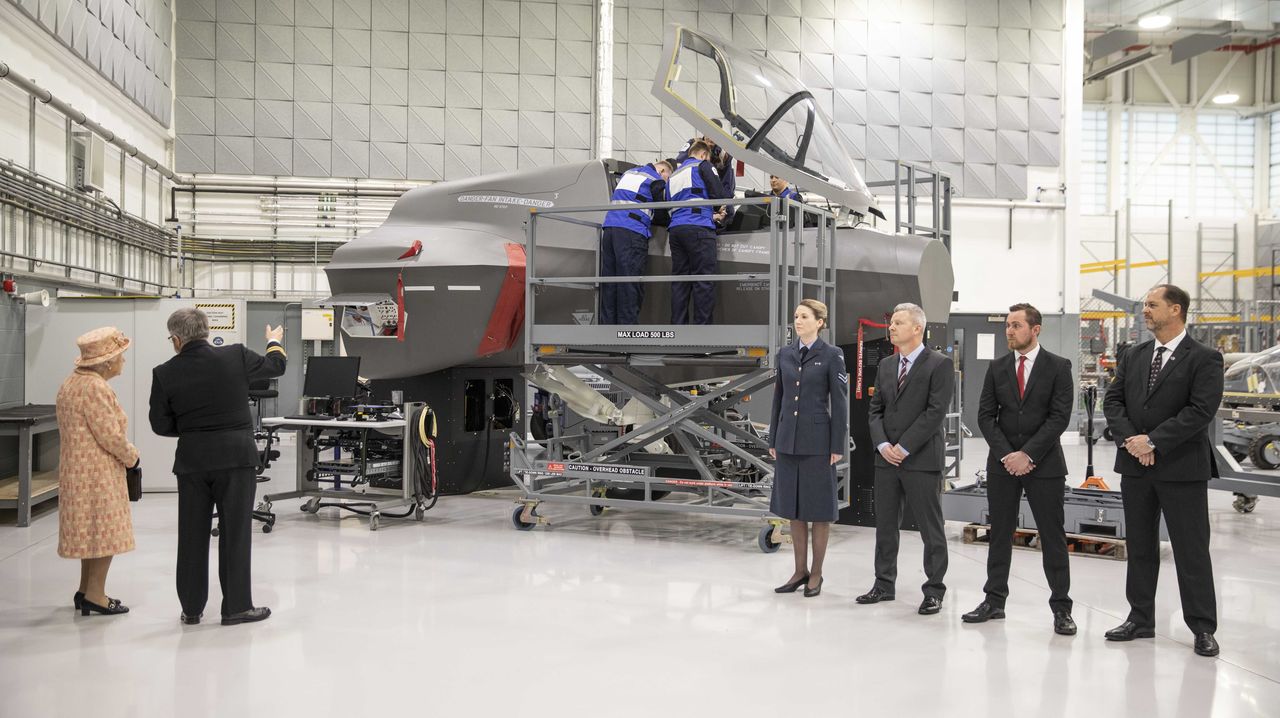 Spotkanie królowej Elżbiety II z personelem RAF w Marham podczas inspekcji nowego centrum treningowego dla pilotów samolotów F-35B (Photo by Richard Pohle )