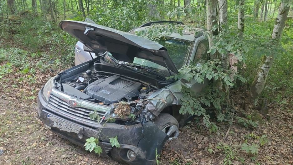 Auto wypadło z drogi i uderzyło w drzewo. 