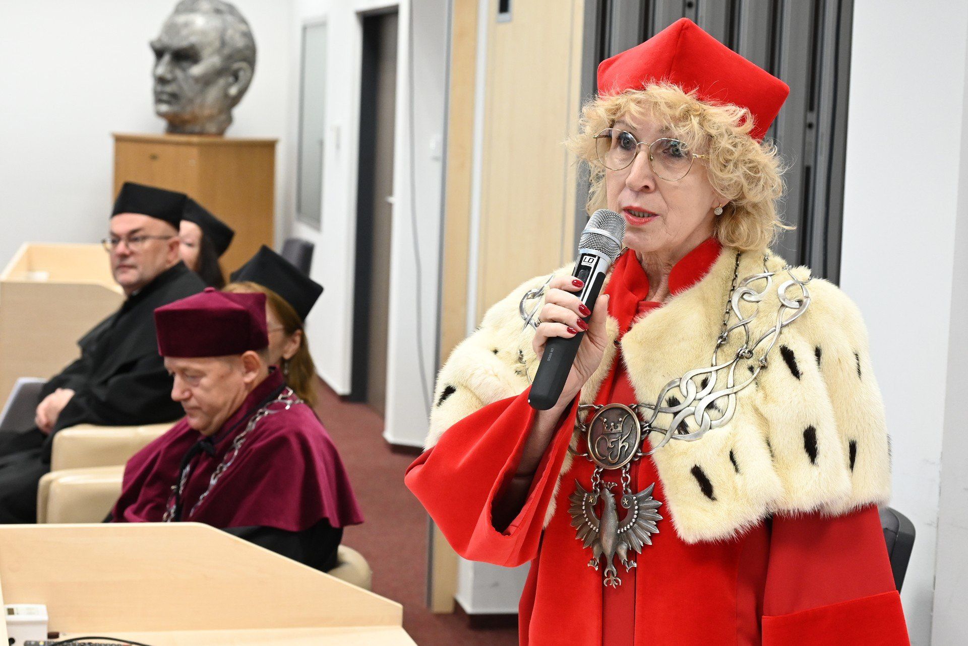 Uroczystość otworzyła rektor Uniwersytetu Jana Kochanowskiego w Kielcach, profesor Beata Wojciechowska, serdecznie witając wszystkich uczestników i życząc im owocnego roku pełnego inspiracji i naukowych wyzwań.