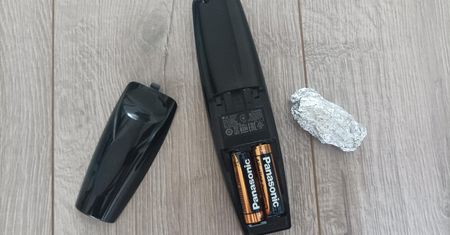 Włóż folię aluminiową do pilota. Tak rozwiążesz powszechny problem