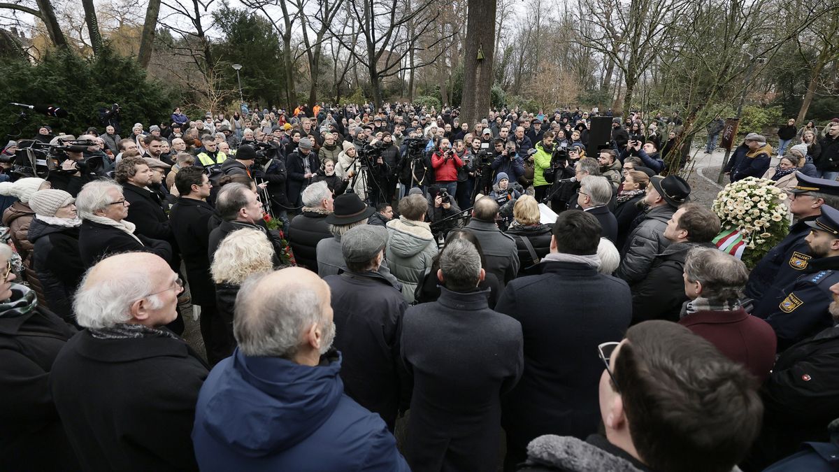 People mourn in a park, where on 22 January two people were killed in a knife attack in Aschaffenburg, Germany, 23 January 2025. Two people have been killed in an attack on a group of children in a park in the Franconian town of Aschaffenburg. The victims were a 41-year-old man and a two-year-old boy from Morocco, according to Bavaria's Interior Minister Joachim Herrmann. Police detained a suspected perpetrator. EPA/RONALD WITTEK Dostawca: PAP/EPA.
