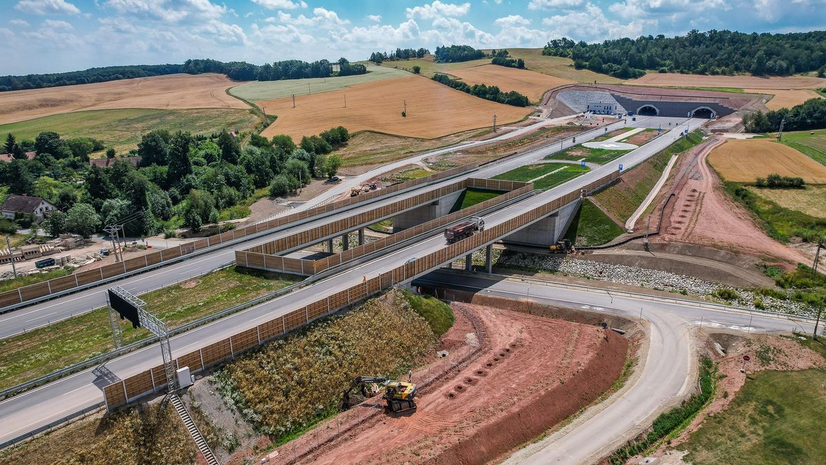 Wjazd do najdłuższego pozamiejskiego tunelu w Polsce na drodze S3