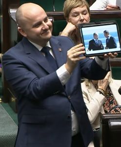 Poseł PiS sięgnął po tablet. Zareagował Hołownia