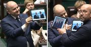Poseł PiS sięgnął po tablet. Zareagował Hołownia