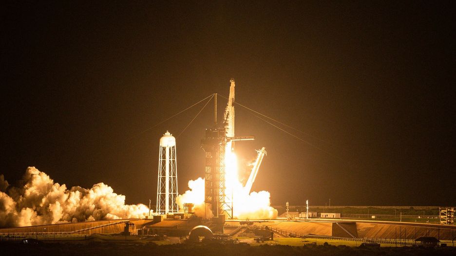 SpaceX wynios?o na orbit? astronaut�w amator�wThe SpaceX Falcon 9 rocket carrying the Inspiration4 crew launches from Pad 39A at NASA's Kennedy Space Center in Cape Canaveral, Florida on September 15, 2021. - The Inspiration4 mission, the first to send an all-civilian crew to orbit, will venture deeper into space than the International Space Station. (Photo by Chandan KHANNA / AFP)CHANDAN KHANNA
