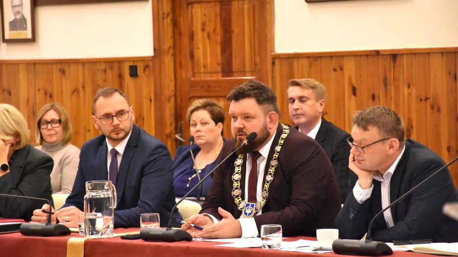 Burmistrz Patryk Mikołajewski odpierał zarzuty, że jest nieczuły na potrzeby osób z niepełnosprawnościami. - To manipulacja. Nikogo nie ignoruję - zapewniał na sesji