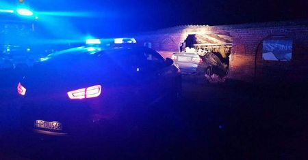 Pijany wjechał BMW w ogrodzenie zabytkowego pałacu w Jabłoniu [zdjęcia]