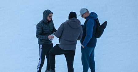 Piwo i wódka na Morskim Oku. Turyści kpią z Parku Narodowego