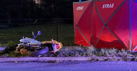 Poważny wypadek motocyklisty na Białołęce. Uderzył w betonowy słup