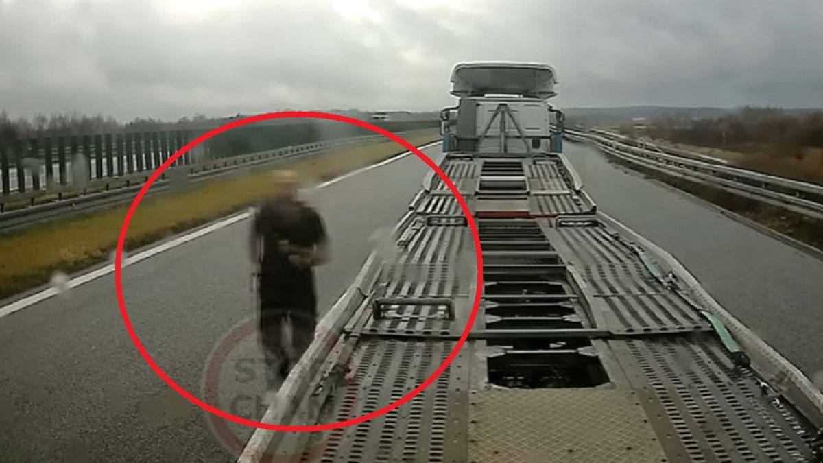 Agresywny kierowca wybiegł z kabiny na autostradzie.