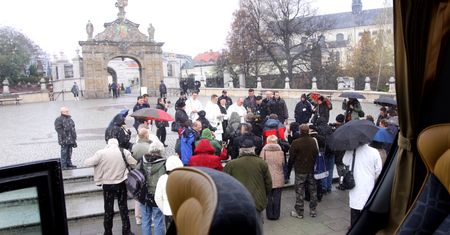 Babcia z wnuczką wyrzucone z autokaru podczas pielgrzymki. "Zostawiono nas bez niczego"