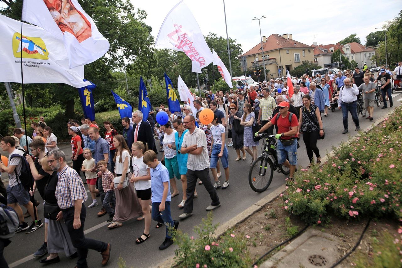 Marsz dla Życia 2025. Uczestniczy przejdą ulicami Poznania
