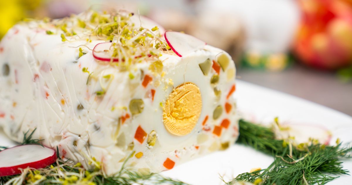 Zamiast sałatki jarzynowej, podaj elegancką terrinę. Zachwytom nie będzie końca