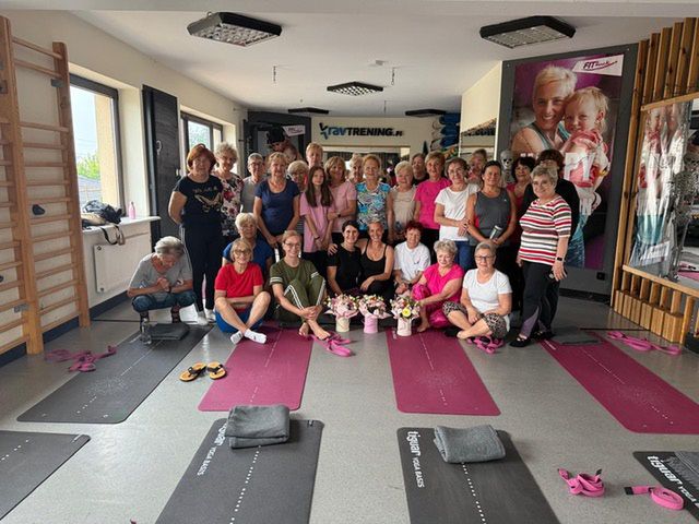 Seniorzy ćwiczą pilates