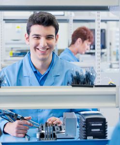 Który technik ma najlepsze perspektywy zarobkowe? Technik elektroniki i informatyki medycznej, BHP, usług kosmetycznych – porównanie zarobków