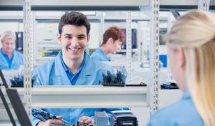 Który technik ma najlepsze perspektywy zarobkowe? Technik elektroniki i informatyki medycznej, BHP, usług kosmetycznych – porównanie zarobków