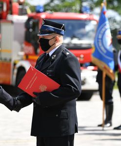 Wybory 2020. Andrzej Duda wręczył strażakom promesy na auta. Dlaczego nie kluczyki?