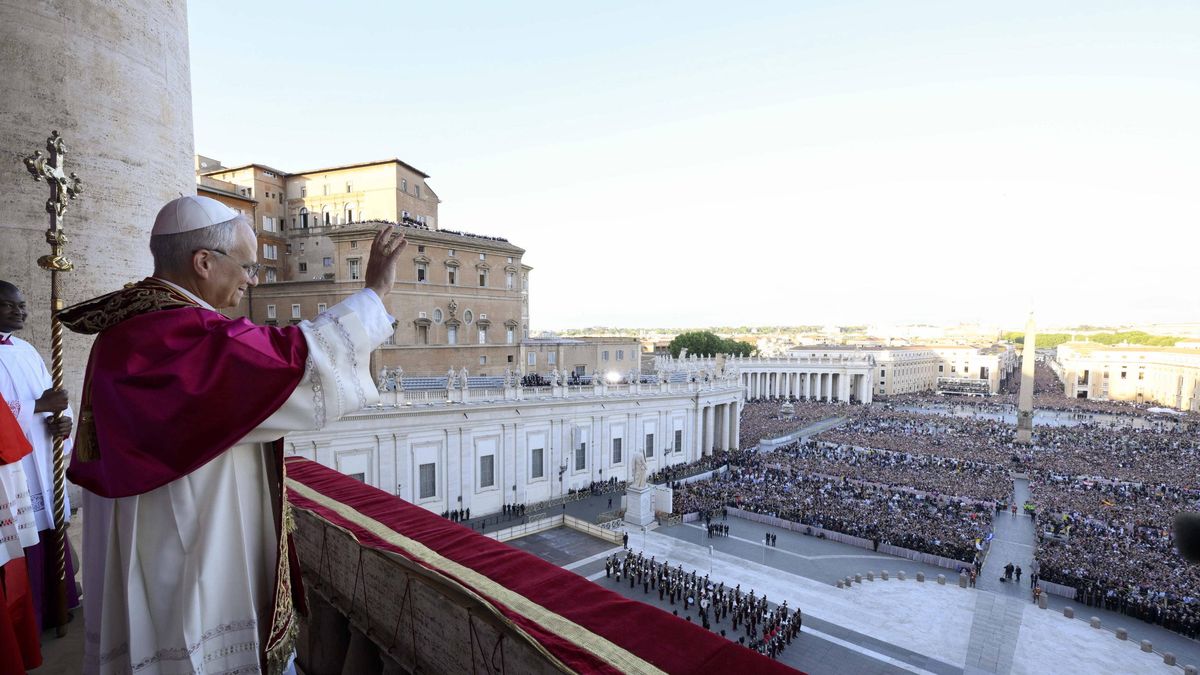 Pope Leo XIV elected as new pontiff
epa12084367 A handout picture provided by the Vatican Media shows newly elected Pope Leo XIV, Cardinal Robert Francis Prevost from the USA, blessing faithfuls from the central loggia of Saint Peter's Basilica, Vatican City, 08 May 2025.  EPA/VATICAN MEDIA HANDOUT HANDOUT EDITORIAL USE ONLY/NO SALES 
Dostawca: PAP/EPA.
VATICAN MEDIA HANDOUT
religion,belief,conclave