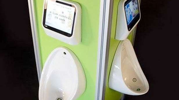 Pisuar w roli konsoli do gier? Dlaczego nie?! [wideo] 1