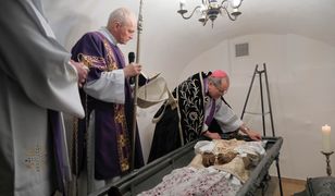 Ponowny pogrzeb biskupa Stefana Wierzbowskiego, założyciela Góry Kalwarii. To finał prac konserwatorskich