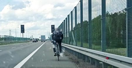 Wyszków: Rowerzysta jechał drogą ekspresową. Podróż przerwali policjanci