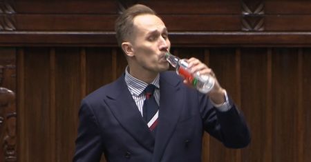 Poseł pije w Sejmie. Co było w butelce? "Powiem uczciwie"